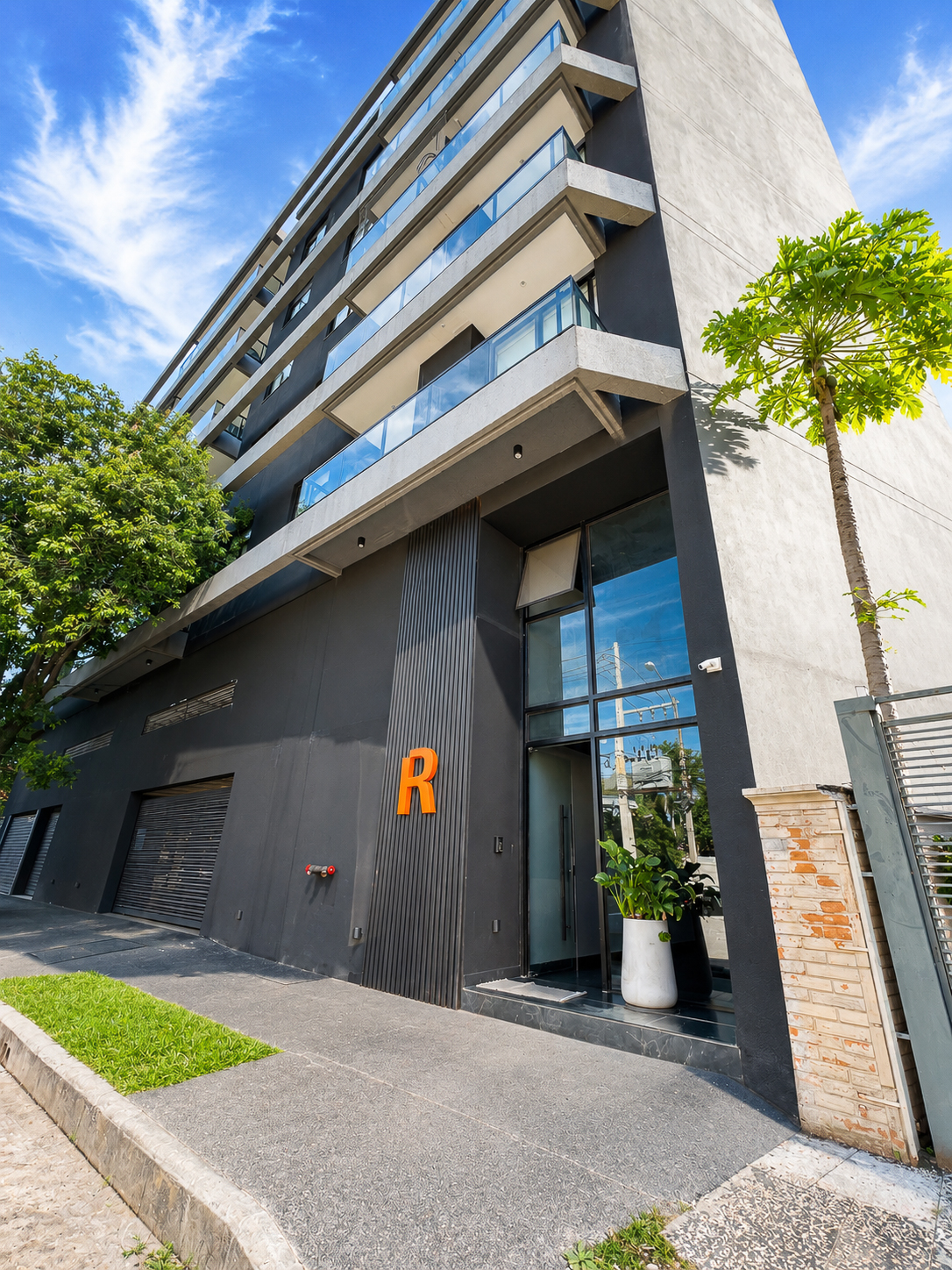 Fachada de edificio residencial premium en Asunción